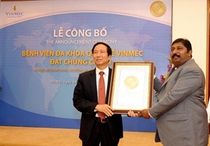 Dr. Prabhu Vinayagam (R), Managing Director of the JCI Asia-Pacific Office presented Vinmec the JCI accredited certification. (Photo: VNA)